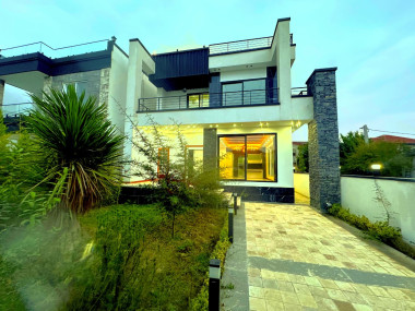 ویلای مدرن و لوکس تریپلکس با روف گاردن و ویو ابدی جنگلی ویلای مدرن و لوکس تریپلکس با روف گاردن و ویو ابدی جنگلی